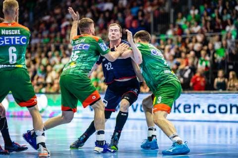 Jonas Link 22 (SG BBM Bietigheim) am Ball, Piotr Chrapkowski 3 (SC Magdeburg), Marko Bezjak 25 (SC Magdeburg) waehrend der Saison 2018-2019 in der 1. Handball Bundesliga (Herren) zwischen SC Magdeburg und SG BBM Bietigheim in der GETEC Arena am 29. May 2019 in Magdeburg, Sachsen Anhalt, Deutschland