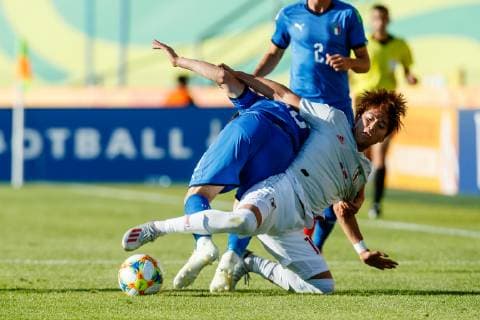 Bydgoszcz, Polen, 29.05.2019, FIFA Weltmeisterschaft Polen 2019, Gruppe B, Italien - Japan, Roberto Alberico (ITA) und Kota Yamada (JPN) im Zweikampf ( Defodi-01048-177855