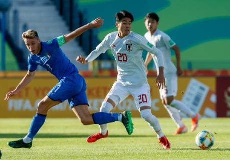 Bydgoszcz, Polen, 29.05.2019, FIFA Weltmeisterschaft Polen 2019, Gruppe B, Italien - Japan, Davide Frattesi (ITA) und Keito Nakamura (JPN) im Zweikampf ( Defodi-01048-177863