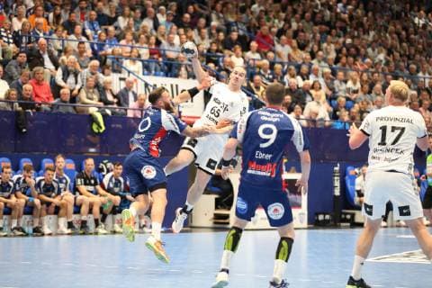 Lukas Nilsson (THW Kiel 65) gegen Fabian van Olphen (TBV Lemgo Lippe 10)(links) und Dominik Ebner (TBV Lemgo Lippe 9)(rechts) , TBV Lemgo Lippe vs THW Kiel, Handball, 1. Bundesliga, 29.05.2019, TBV Lemgo Lippe vs THW Kiel, Handball, 1. Bundesliga, 29.05.2019 Lemgo Copyright: xEibner-Pressefotox xJanxStrohdiekx EP_JSK