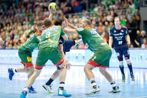 Diminik Claus (Nr. 7 SG BBM Bietigheim) gegen Marko Bezjak (Nr. 25 SC Magdeburg) Zeljko Musa (Nr. 2 SC Magdeburg) und Piotr Chrapkowski (Nr. 3 SC Magdeburg) SC Magdeburg vs SG BBM Bietigheim SC Magdeburg vs SG BBM Bietigheim, Handball, DKB Handball Bundesliga, Saison 2018 2019, 29.05.2019 Magdeburg Copyright: xDanielxReinelt xEibner-Pressefotox EP_drt