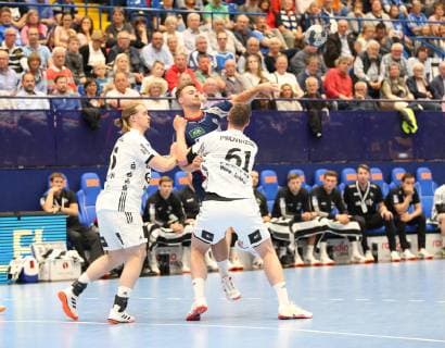 Dani Baijens (TBV Lemgo Lippe 77) gegen Lukas Nilsson (THW Kiel 65)(links) und Hendrik Pekeler (THW Kiel 61)(rechts) , TBV Lemgo Lippe vs THW Kiel, Handball, 1. Bundesliga, 29.05.2019, TBV Lemgo Lippe vs THW Kiel, Handball, 1. Bundesliga, 29.05.2019 Lemgo Copyright: xEibner-Pressefotox xJanxStrohdiex EP_JSK