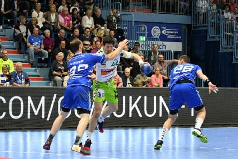 Nemanja Zelenovic (Frisch Auf Goeppingen 42) im Angriff gegen Moritz Preuss (VfL Gummersbach 69), VfL Gummersbach - Frisch Auf Goeppingen, Handball, Maenner, 1. Liga, DKB Handball Bundesliga, 32. Spieltag, 29.05.2019 - VfL Gummersbach - Frisch Auf Goeppingen, Handball, DKB-Handball Bundesliga Maenner, 32. Spieltag, 29.05.2019 Gummersbach Copyright: xAugstx xEibner-Pressefotox EP_jat