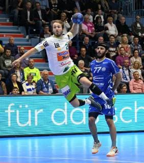 Marco Rentschler (Frisch Auf Goeppingen 27) beim Sprungwurf gegen Carsten Lichtlein (VfL Gummersbach 1) , VfL Gummersbach - Frisch Auf Goeppingen, Handball, Maenner, 1. Liga, DKB Handball Bundesliga, 32. Spieltag, 29.05.2019 - VfL Gummersbach - Frisch Auf Goeppingen, Handball, DKB-Handball Bundesliga Maenner, 32. Spieltag, 29.05.2019 Gummersbach Copyright: xAugstx xEibner-Pressefotox EP_jat