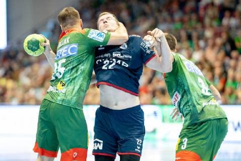Jonas Link (Nr. 22 SG BBM Bietigheim) gegen Piotr Chrapkowski (Nr. 3 SC Magdeburg) und Marko Bezjak (Nr. 25 SC Magdeburg) SC Magdeburg vs SG BBM Bietigheim SC Magdeburg vs SG BBM Bietigheim, Handball, DKB Handball Bundesliga, Saison 2018 2019, 29.05.2019 Magdeburg Copyright: xDanielxReinelt xEibner-Pressefotox EP_drt