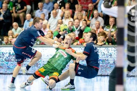 Matthias Musche (Nr. 6 SC Magdeburg) wird von Jan Asmuth (Nr. 23 SG BBM Bietigheim) und Dominik Claus (Nr. 7 SG BBM Bietigheim) zu Boden gezwungen SC Magdeburg vs SG BBM Bietigheim SC Magdeburg vs SG BBM Bietigheim, Handball, DKB Handball Bundesliga, Saison 2018 2019, 29.05.2019 Magdeburg Copyright: xDanielxReinelt xEibner-Pressefotox EP_drt
