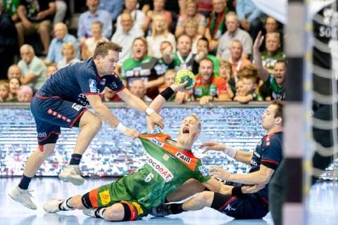 Matthias Musche (Nr. 6 SC Magdeburg) wird von Jan Asmuth (Nr. 23 SG BBM Bietigheim) und Dominik Claus (Nr. 7 SG BBM Bietigheim) zu Boden gezwungen SC Magdeburg vs SG BBM Bietigheim SC Magdeburg vs SG BBM Bietigheim, Handball, DKB Handball Bundesliga, Saison 2018 2019, 29.05.2019 Magdeburg Copyright: xDanielxReinelt xEibner-Pressefotox EP_drt