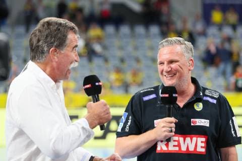 Rhein-Neckar-Loewen - Die Eulen Ludwigshafen Mannheim, Deutschland 29. Mai 2019 Handball Bundesliga; 33. Spieltag, in der SAP-Arena. Heiner Brand (TV Experte) (l) und Trainer Nikolaj Jacobsen (Loewen), Aktion Einzelbild lachend laechelnd gut gelaunt grinst grinsend