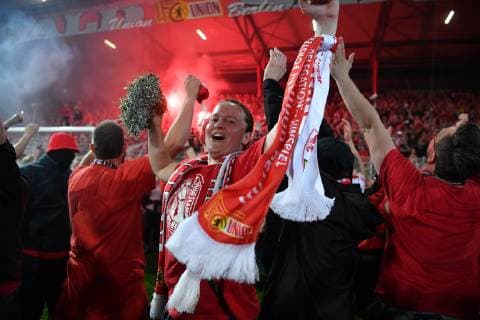 Die Zuschauer stürmen nach dem Spiel das Spielfeld und feiern ausgelassen den Aufstieg in die 1. Bundesliga 1. FC Union Berlin - VfB Stuttgart Relegation zur 1. Bundesliga, Saison 2018 2019, Relegationsspiele, 2. Spiel, Rückspiel, Fußball, Fussball, DFL, soccer, Herren, Deutschland, Germany, Berlin, 27.5.2019 Stadion Alte Foersterei DFL REGULATIONS PROHIBIT ANY USE OF PHOTOGRAPHS AS IMAGE SEQUENCES AND OR QUASI-VIDEO