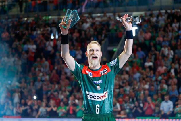 Sport Themen der Woche KW22 Sport Bilder des Tages 29.05.2019, xtgx, Handball DKB Bundesliga, SC Magdeburg - SG Bietigheim emspor, v.l. Matthias Musche (Magdeburg, 6) wird als Torschuetzenkoenig geehrt GETEC Arena *** 29 05 2019, xtgx, Handball DKB Bundesliga, SC Magdeburg SG Bietigheim emspor, v l Matthias Musche Magdeburg, 6 is honoured as top scorer GETEC Arena