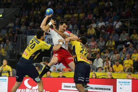 David Spiler (Ludwigshafen) beim Wurf gegen Ilija Abutovic (Loewen) und Mads Mensah Larsen (Loewen) beim Spiel Rhein Neckar Loewen vs. Die Eulen Ludwigshafen in der 1. Handball Bundesliga am 29.02.2019, Rhein Neckar Loewen vs. Die Eulen Ludwigshafen, Handball, 1. Handball Bundesliga, 29.02.2019 Mannheim Copyright: xMichaelxBermel Eibner-Pressefotox EP_mbl