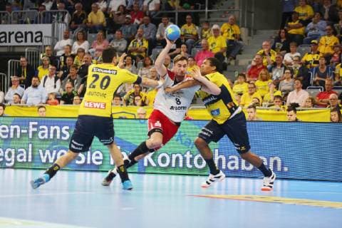 Gunnar Dietrich (Ludwigshafen) im Zweikampf mit Ilija Abutovic (Loewen) und Mads Mensah Larsen (Loewen) beim Spiel Rhein Neckar Loewen vs. Die Eulen Ludwigshafen in der 1. Handball Bundesliga am 29.02.2019, Rhein Neckar Loewen vs. Die Eulen Ludwigshafen, Handball, 1. Handball Bundesliga, 29.02.2019 Mannheim Copyright: xMichaelxBermel Eibner-Pressefotox EP_mbl