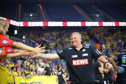 Nikolaj Jacobsen (Trainer Loewen) klatscht mit den Fans ab beim Spiel Rhein Neckar Loewen vs. Die Eulen Ludwigshafen in der 1. Handball Bundesliga am 29.02.2019, Rhein Neckar Loewen vs. Die Eulen Ludwigshafen, Handball, 1. Handball Bundesliga, 29.02.2019 Mannheim Copyright: xMichaelxBermel Eibner-Pressefotox EP_mbl
