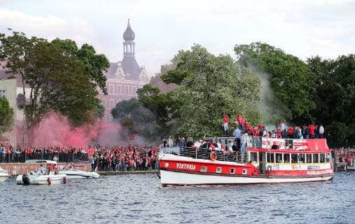 tausende Unionfans empfangen die Unionmannschaft nach Fahrt zur Aufstiegsfeier mit der FMS Viktoria , Schifffahrt auf der Spree nach Köpenick Fußball Fussball 1.Bundesliga Herren DFL Saison 2018 2019 29.05.2019 1.FC Union Berlin FCU Aufsteiger aufgestiegen DFL regulations prohibit any use of photographs as image sequences and or quasi-video. *** thousands of Union fans receive the Union team after a trip to the ascent party with the FMS Viktoria , boat trip on the Spree to Köpenick Sport Football Football 1 Bundesliga Men DFL Season 2018 2019 29 05 2019 1 FC Union Berlin FCU Ascender ascended DFL regulations prohibit any use of photographs as image sequences and or quasi video