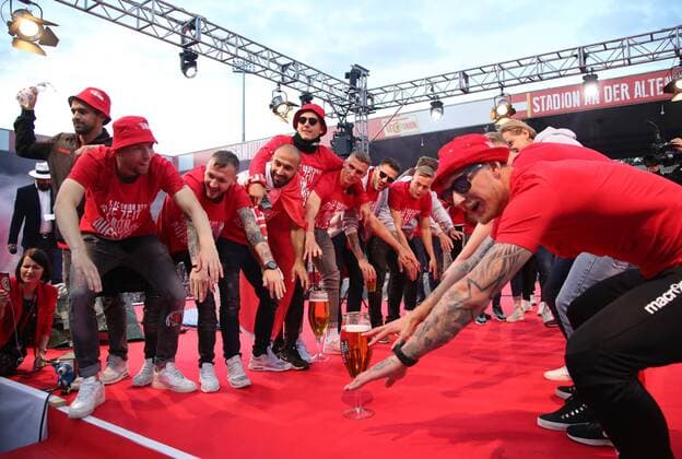 vorn Sebastian Polter, Mannschaft wartet auf Trainer Urs Fischer Aufstiegsfeier im Stadion Alte Försterei Fußball Fussball 1.Bundesliga Herren DFL Saison 2018 2019 29.05.2019 1.FC Union Berlin FCU Aufsteiger aufgestiegen DFL regulations prohibit any use of photographs as image sequences and or quasi-video. *** in front Sebastian Polter, team is waiting for coach Urs Fischer promotion party in stadium Alte Försterei sports football football 1 Bundesliga men DFL season 2018 2019 29 05 2019 1 FC Union Berlin FCU promoted DFL regulations prohibit any use of photographs as image sequences and or quasi video