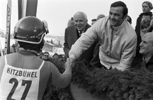 Ski Alpin Weltcup 1968 1969 Kitzbuehel Ski Alpin Weltcup 1968 1969 Kitzbuehel Abfahrt 18.01.1969 Toni Sailer (re, Oesterreich) begruesst Karl Cordin (li, Oesterreich) im Zielraum Kitzbuehel Oesterreich *** Alpine Skiing World Cup 1968 1969 Kitzbuehel Alpine Skiing World Cup 1968 1969 Kitzbuehel Downhill 18 01 1969 Toni Sailer re, Austria welcomes Karl Cordin li, Austria at the finish Kitzbuehel Austria 