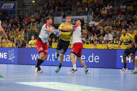 Andy Schmid (Loewen) im Zweikampf mit Gunnar Dietrich (Ludwigshafen) und Maximilian Haider (Ludwigshafen) beim Spiel Rhein Neckar Loewen vs. Die Eulen Ludwigshafen in der 1. Handball Bundesliga am 29.02.2019, Rhein Neckar Loewen vs. Die Eulen Ludwigshafen, Handball, 1. Handball Bundesliga, 29.02.2019 Mannheim Copyright: xMichaelxBermel Eibner-Pressefotox EP_mbl