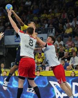 Gunnar Dietrich (Ludwigshafen) und Maximilian Haider (Ludwigshafen) stoppen Mads Mensah Larsen (Loewen) beim Spiel Rhein Neckar Loewen vs. Die Eulen Ludwigshafen in der 1. Handball Bundesliga am 29.02.2019, Rhein Neckar Loewen vs. Die Eulen Ludwigshafen, Handball, 1. Handball Bundesliga, 29.02.2019 Mannheim Copyright: xMichaelxBermel Eibner-Pressefotox EP_mbl