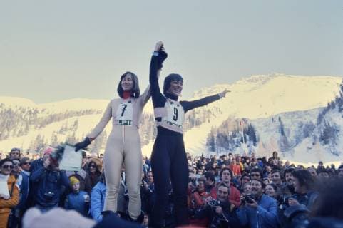 Olympische Spiele 1976 - Totschnig SKI ALPIN SAISON 75 76 Olympische Spiele 1976 Innbruck Abfahrt Damen 08.02.1976 Brigitte TOTSCHNIG (AUT li) jubelt ueber den 2. Platz, Rosi MITTERMEIER (GER rechts) ueber den Olympiasieg. Innsbruck Oesterreich *** Olympic Games 1976 Totschnig SKI ALPIN SAISON 75 76 Olympic Games 1976 Innbruck Downhill Women 08 02 1976 Brigitte TOTSCHNIG AUT li cheers about the 2nd place, Rosi MITTERMEIER GER right about the Olympic victory Innsbruck Austria 