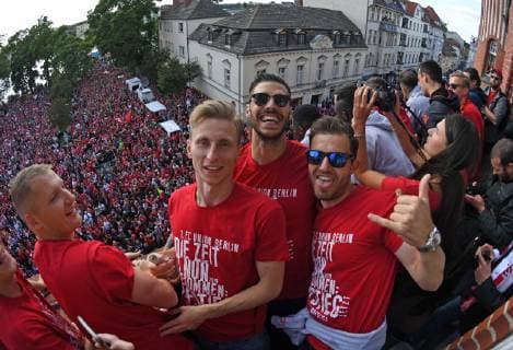 Fussball, Herren, Saison 2018 2019, 2. Bundesliga, 1. FC Union Berlin, Feierlichkeiten zwei Tage nach dem Aufstieg in die 1. Bundesliga, Die Mannschaft auf dem Balkon des Rathauses Köpenick, v. l. Fitnesstrainer Martin Krüger (1. FC Union), Joshua Mees (1. FC Union), Christopher Trimmel (1. FC Union), Ken Reichel (1. FC Union), 29.05. 2019, *** Football, Men, Season 2018 2019, 2 Bundesliga, 1 FC Union Berlin, Celebrations two days after promotion to the 1 Bundesliga, The team on the balcony of the town hall Köpenick, v l fitness coach Martin Krüger 1 FC Union , Joshua Mees 1 FC Union , Christopher Trimmel 1 FC Union , Ken Reichel 1 FC Union , 29 05 2019, Copyright: xMatthiasxKochx