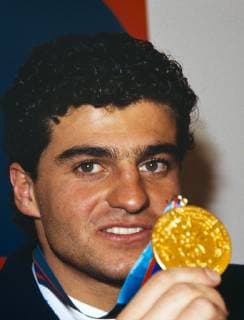 Ski Alpin Olympische Spiele 1988: TOMBA (ITA) Olympische Winterspiele Calgary 13-28.02.1988 Slalom Herren 27.02.1988 Alberto TOMBA (Italien) mit seiner Goldmedaille. Calgary Alberta Canada *** Alpine skiing Olympic Games 1988 TOMBA ITA Olympic Winter Games Calgary 13 28 02 1988 Slalom Men 27 02 1988 Alberto TOMBA Italy with his gold medal Calgary Alberta Canada 