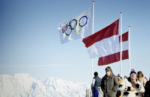 Ski Alpin Olympische Spiele Innsbruck 1976: Feature Olympische Winterspiele Innsbruck 04-15.02.1976 Die Olympische Fahne (links) und eine Oesterreich Fahne (rechts) Innsbruck Oesterreich *** Alpine skiing Olympic Games Innsbruck 1976 Feature Olympic Winter Games Innsbruck 04 15 02 1976 The Olympic flag on the left and an Austrian flag on the right Innsbruck Austria 