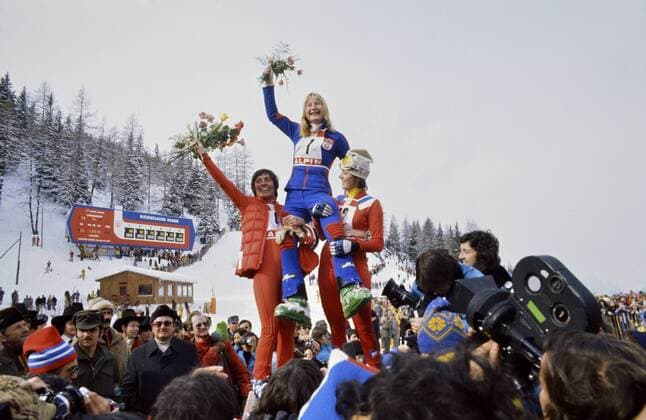 Ski Alpin Olympische Spiele Innsbruck 1976: MITTERMAIER (GER), KREINER (CAN), DEBERNARD (FRA) Olympische Winterspiele Innsbruck 04-15.02.1976 Riesentorlauf Damen 13.02.1976 Rosi MITTERMAIER (Deutschland), Kathy KREINER (Canada) und Danielle DEBERNARD (Frankreich rechts) jubeln bei der Siegerehrung im Ziel. Innsbruck Oesterreich *** Ski Alpine Olympic Games Innsbruck 1976 MITTERMAIER GER , KREINER CAN , DEBERNARD FRA Olympic Winter Games Innsbruck 04 15 02 1976 Giant Slalom Women 13 02 1976 Rosi MITTERMAIER Germany , Kathy KREINER Canada and Danielle DEBERNARD France right cheer at the award ceremony at the finish Innsbruck Austria 