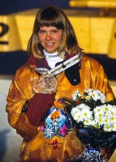Ski Alpin Olympische Spiele 1992: SEIZINGER (GER) Olympische Winterspiele Albertville 08-23.02.1992 Super G Damen 18.02.1992 Katja SEIZINGER (Deutschland) mit ihrer Bronzemedaille. Albertville Frankreich *** Ski Alpine Olympic Games 1992 SEIZINGER GER Olympic Winter Games Albertville 08 23 02 1992 Super G Women 18 02 1992 Katja SEIZINGER Germany with her bronze medal Albertville France 