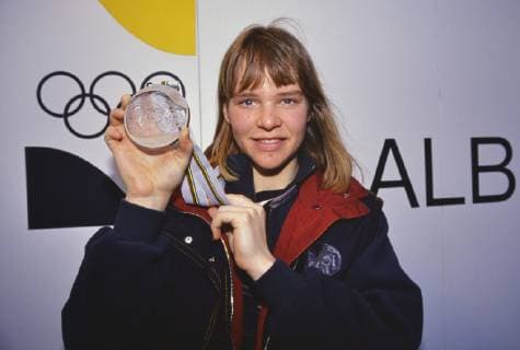 Ski Alpin Olympische Spiele 1992: SEIZINGER (GER) Olympische Winterspiele Albertville 08-23.02.1992 Super G Damen 18.02.1992 Katja SEIZINGER (Deutschland) mit ihrer Bronzemedaille. Albertville Frankreich *** Ski Alpine Olympic Games 1992 SEIZINGER GER Olympic Winter Games Albertville 08 23 02 1992 Super G Women 18 02 1992 Katja SEIZINGER Germany with her bronze medal Albertville France 