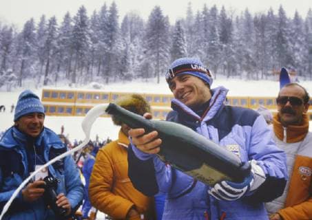 Ski Alpin Olympische Spiele 1984: FRANKO (JUG) Olympische Winterspiele Sarajevo 08-19.02.1984 Riesentorlauf Herren 14.02.1984 Jure FRANKO (Jugoslawien) jubelt mit Sekt bei der Siegerehrung. Sarajevo Jugoslawien *** Alpine skiing Olympic Games 1984 FRANKO JUG Olympic Winter Games Sarajevo 08 19 02 1984 Giant slalom men 14 02 1984 Jure FRANKO Yugoslavia cheers with sparkling wine at the award ceremony Sarajevo Yugoslavia 