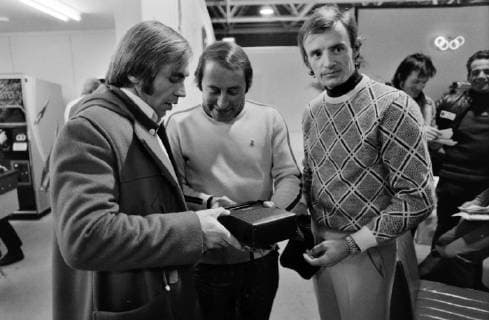 Olympische Spiele 1972, Ski Alpin Karl Schranz (Oesterreich) SKI ALPIN Olympische Spiele 1972 Sapporo 06.02.1972 Olympia-Ausschluss Karl SCHRANZ (li, Oesterreich) im Gespraech mit Jean-Claude Killy (re, Frankreich) SCHRANZ wird von den Olympischen Spielen 1972 ausgeschlossen und bleibt aber noch einige Tage in Sapporo. Sapporo Japan *** Olympic Games 1972, Alpine skiing Karl Schranz Austria SKI ALPIN Olympic Games 1972 Sapporo 06 02 1972 Olympic exclusion Karl SCHRANZ left, Austria in conversation with Jean Claude Killy re, France SCHRANZ is excluded from the Olympic Games 1972 and remains in Sapporo Sapporo Japan for a few more days 