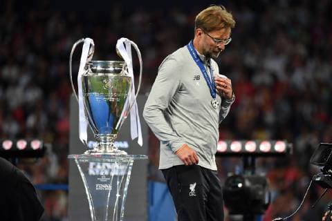 Vorschau Champions League Finale 2019 Tottenham Hotspur-Liverpool FC Archivfoto: Juergen KLOPP (Trainer Liverpool) geht am Pokal vorbei,Cup,Trophaee,Siegerehrung, Enttaeuschung,Frust,enttaeuscht, frustriert,niedergeschlagen, Fussball Champions League Finale 2018 Real Madrid-FC Liverpool 3-1, Saison2017 18, am 26.05.2018, Stadion NSK Olimpiyskyi Â