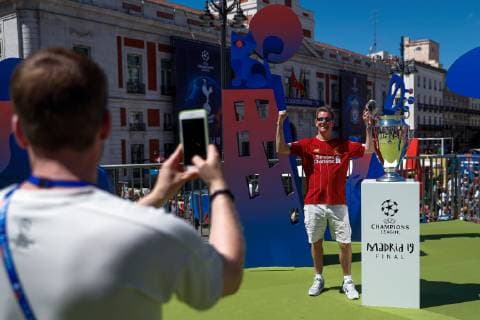 Two Liverpool s fans (R) pose for a photo with UEFA Champions League s trophy, during the opening ceremony of UEFA Champions Festival at Plaza Mayor square, decorated for the occasion, in downtown Madrid, Spain, 30 May 2019. The Tottenham Hotspur will face Liverpool in the tournament s final game at Madrid s Wanda Metropolitano Stadium, next 01 June. Preparations for UEFA Champions League final !ACHTUNG: NUR REDAKTIONELLE NUTZUNG!  Copyright: xEmilioxNaranjox GRAF509 20190530-636948201613901623
