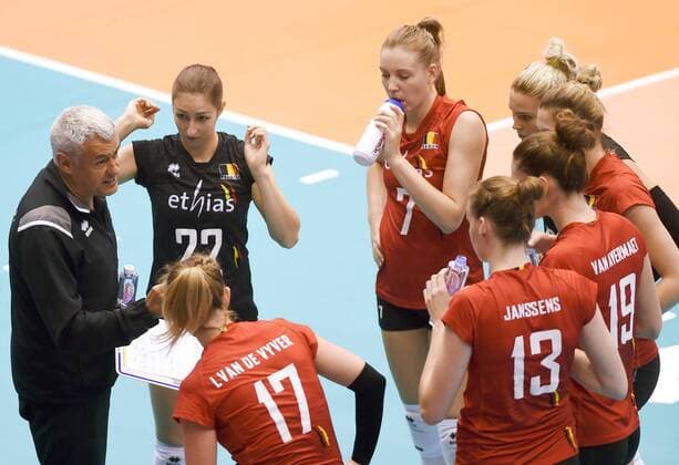 (190530) -- MACAO, May 30, 2019 -- Belgium s coach Wande Broek Gert (1st L) gives instructions during the match against Thailand at FIVB Women s Volleyball Nations League Macao 2019 in Macao, China, May 30, 2019. Belgium won the match 3-0. ) (SP)CHINA-MACAO-VOLLEYBALL-NATIONS LEAGUE-BEL VS THA (CN) LoxPingxFai 