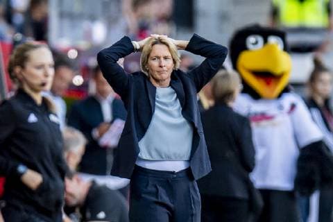 Fußball: DFB, Frauenfußball-Nationalmannschaft, Testspiel Deutschland gegen Chile am 30.05.2019 in Regensburg (Bayern). Trainerin Martina Voss-Tecklenburg schlägt die Hände hinter den Kopf. Copyright: xKirchner DavidxInderliedx