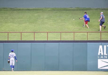 May 30, 2019: Kansas City Royals center fielder Billy Hamilton 6 watches a home run hit by Rangers Shin Soo-Choo land in Greens Hill as young fans run to retrieve it in the bottom of the third inning during an MLB, Baseball Herren, USA game between the Kansas City Royals and the Texas Rangers at Globe Life Park in Arlington, TX Kansas City defeated Texas 4-2 CSM. MLB 2019: Royals vs Rangers May 30 - ZUMAcp2_ 20190530_zaf_cp2_006 Copyright: xAlbertxPenax