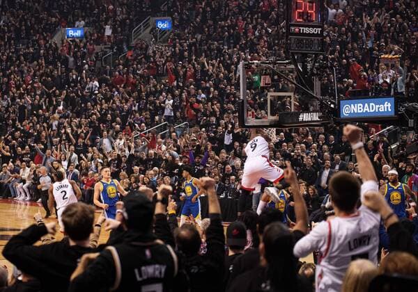 190530 The home crowd cheers when Raptors Serge Ibaka dunks the ball during game 1 of the 2019 NBA, Basketball Herren, USA Finals between Toronto Raptors and Golden State Warriors on May 30, 2019 in Toronto. Photo: Joel Marklund BILDBYRAN kod JM 87964 Copyright: JOELxMARKLUND BB190530JM019