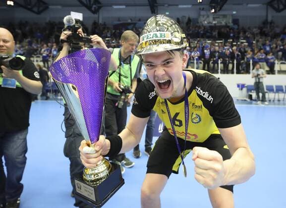 ALINGSAS 20190530 Sävehofs Oskar Sunnefeldt jublar efter segern i torsdagens handbollsmatch i handbollsligan final 5 i bäst av 5 mellan Alingsas HK och IK Sävehof i Estrad Alingsas arena. Foto Adam Ihse TT kod 9200 ALINGSAS SVERIGE x9200x