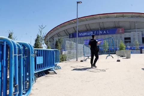 Sport Bilder des Tages A policeman works in the security arrangements in front of Wanda Metropolitano stadium on the eve of the UEFA Champions League final, in Madrid, Spain, 31 May 2019. Liverpool and Tottenham will play the UEFA Champions League final at Wanda Metropolitano on the upcoming 01 June. Fans of Liverpool in Madrid !ACHTUNG: NUR REDAKTIONELLE NUTZUNG!  Copyright: xJuanxCarlosxHidalgox GRAF1233 20190531-636949086094571328
