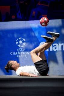 A participant performs with a ball during a freestylers event organized at the Puerta del Sol (Gate of the Sun) on the occasion of the UEFA Champions League final in Madrid, Spain, 31 May 2019. Liverpool and Tottenham will play the UEFA Champions League final at Wanda Metropolitano on the upcoming 01 June. Champions Festival in Madrid !ACHTUNG: NUR REDAKTIONELLE NUTZUNG!  Copyright: xLucaxPiergiovannix GRAF1323 20190531-636949195360266312