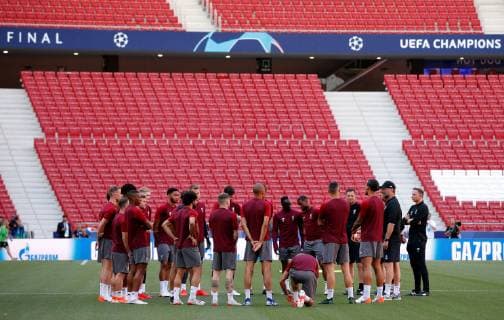 SOCCER - CL, Tottenham vs Liverpool MADRID,SPAIN,31.MAY.19 - SOCCER - UEFA Champions League, final, Tottenham Hotspur vs Liverpool FC, preview, training Liverpool. Image shows headcoach Juergen Klopp (Liverpool) talking to his players. GEPAxpictures xDavidxRodriguez