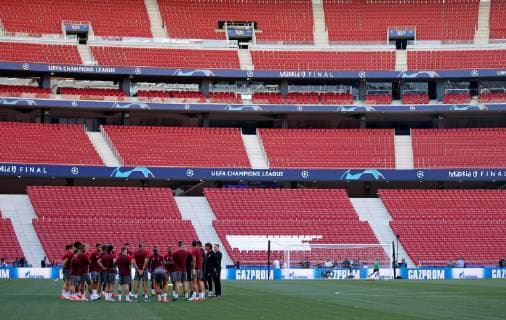 SOCCER - CL, Tottenham vs Liverpool MADRID,SPAIN,31.MAY.19 - SOCCER - UEFA Champions League, final, Tottenham Hotspur vs Liverpool FC, preview, training Liverpool. Image shows headcoach Juergen Klopp (Liverpool) talking to his players. GEPAxpictures xDavidxRodriguez
