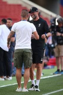 Liverpool Training Liverpool Manager Jurgen Klopp greets Ex Dortmund player Petric Mladen during the Liverpool Training session at the Wanda Metropolitano Stadium, Madrid Content Not Available For UK Newspapers Copyright: xPaulxChestertonx FIL-13308-0006