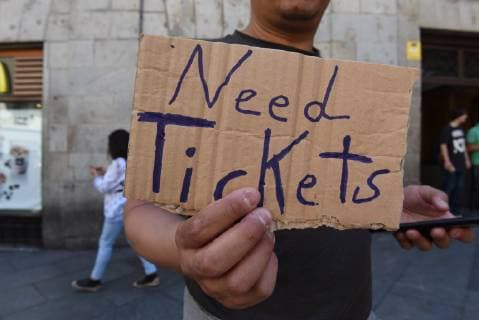 May 31, 2019 - Madrid, Madrid, Spain - A man holds a placard that says Need tickets in Madrid..Liverpool and Tottenham fans gather at the squares in central Madrid ahead of the UEFA Champions League Final between Liverpool F.C. (UK) and Tottenham Hotspur F.C. (UK), which will be celebrated on Saturday, June 1 2019 at Wanda Metropolitano stadium in Madrid. Liverpool and Tottenham Fans in Madrid, Spain - 31 May 2019 - ZUMAs197 20190531_zaa_s197_076 Copyright: xJohnxMilnerx