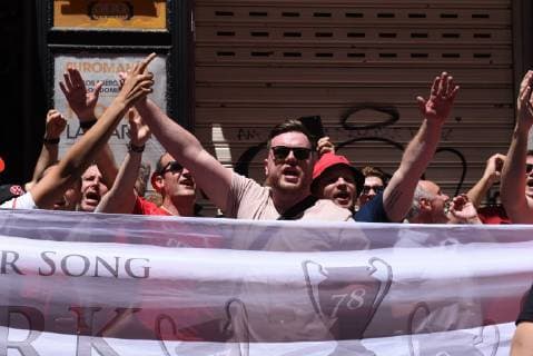 May 31, 2019 - Madrid, Madrid, Spain - Liverpool fans are seen shouting slogans at the central square..Liverpool and Tottenham fans gather at the squares in central Madrid ahead of the UEFA Champions League Final between Liverpool F.C. (UK) and Tottenham Hotspur F.C. (UK), which will be celebrated on Saturday, June 1 2019 at Wanda Metropolitano stadium in Madrid. Liverpool and Tottenham Fans in Madrid, Spain - 31 May 2019 - ZUMAs197 20190531_zaa_s197_087 Copyright: xJohnxMilnerx