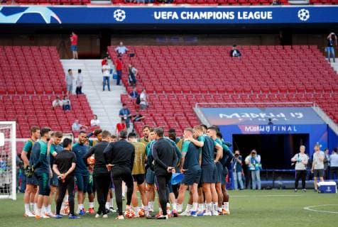 SOCCER - CL, Tottenham vs Liverpool MADRID,SPAIN,31.MAY.19 - SOCCER - UEFA Champions League, final, Tottenham Hotspur vs Liverpool FC, preview, training Tottenham. Image shows head coach Mauricio Pochettino (Tottenham) talking to his players. GEPAxpictures xDavidxRodriguez
