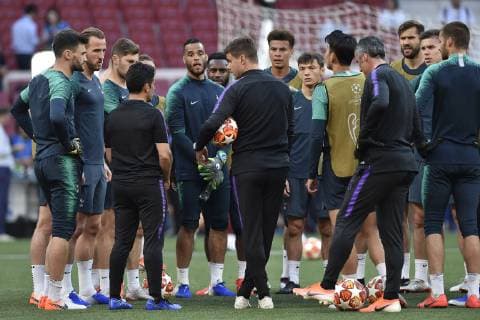 May 31, 2019 - Madrid, Spain - Head Coach Mauricio Pochettino of Tottenham Hotspur FC gives instructions to his players during the training session ahead UEFA Champions League Final 2019 match between Tottenham Hotspur and Liverpool at Wanda Metropolitano Stadium, Madrid, Spain on 31 May 2019. Tottenham Hotspur Training Session ahead Uefa Champions League Final  - ZUMAn230 20190531_zaa_n230_624 Copyright: xGiuseppexMaffiax