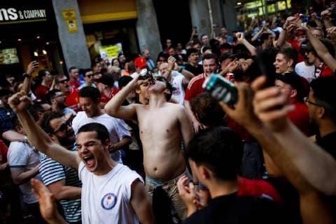 Liverpool and Tottenham supporters enjoy a sunny day at Plaza Mayor in Madrid, Spain, 31 May 2019. Tottenham Hotspur and Liverpool FC will play the 2019 UEFA Champions League final at the Wanda Metropolitano stadium in Madrid, Spain, on 01 June 2019. UCL Final 2019 - Supporters !ACHTUNG: NUR REDAKTIONELLE NUTZUNG!  Copyright: xDavidxFernandezx GRAF1656 20190531-636949384828645154