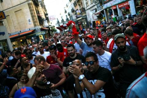 Liverpool and Tottenham supporters enjoy a sunny day at Plaza Mayor in Madrid, Spain, 31 May 2019. Tottenham Hotspur and Liverpool FC will play the 2019 UEFA Champions League final at the Wanda Metropolitano stadium in Madrid, Spain, on 01 June 2019. UCL Final 2019 - Supporters !ACHTUNG: NUR REDAKTIONELLE NUTZUNG!  Copyright: xDavidxFernandezx GRAF1652 20190531-636949384854270099