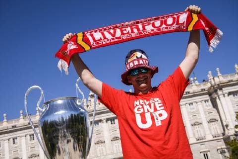 01.06.2019, xkvx, Fussball UEFA Champions League Finale, Tottenham Hotspur - FC Liverpool emspor, v.l. UEFA Champions League Pokal Trophaee am Koenigspalast in Madrid Liverpool FC Fan vor dem Pokal (DFL DFB REGULATIONS PROHIBIT ANY USE OF PHOTOGRAPHS as IMAGE SEQUENCES and or QUASI-VIDEO) Madrid